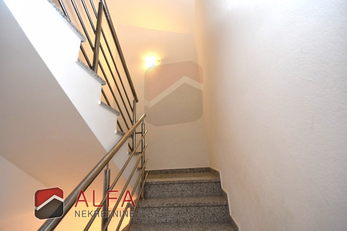 Hrvaška, Vodice, Srima, prodaja samostojna hiša s 5 apartmaji, blizu morja