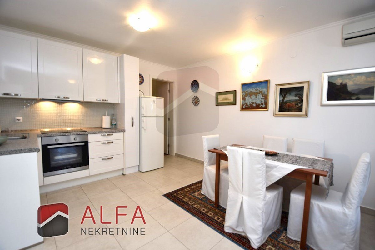 Hrvaška, Vodice – ATRAKTIVNO, prodam opremljeno stanovanje, prvo nadstropje, 150 m od morja