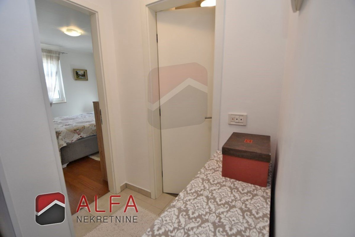 Hrvaška, Vodice – ATRAKTIVNO, prodam opremljeno stanovanje, prvo nadstropje, 150 m od morja