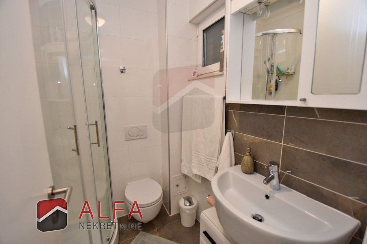 Hrvaška, Vodice – ATRAKTIVNO, prodam opremljeno stanovanje, prvo nadstropje, 150 m od morja