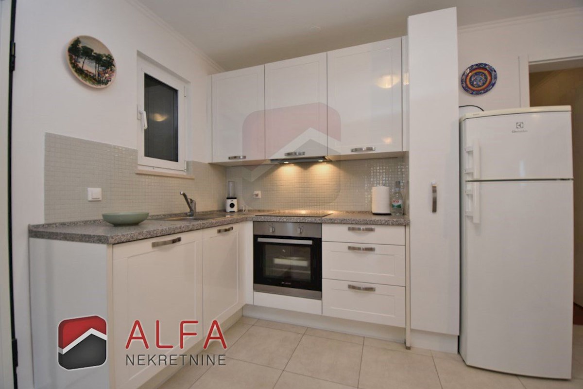 Hrvaška, Vodice – ATRAKTIVNO, prodam opremljeno stanovanje, prvo nadstropje, 150 m od morja