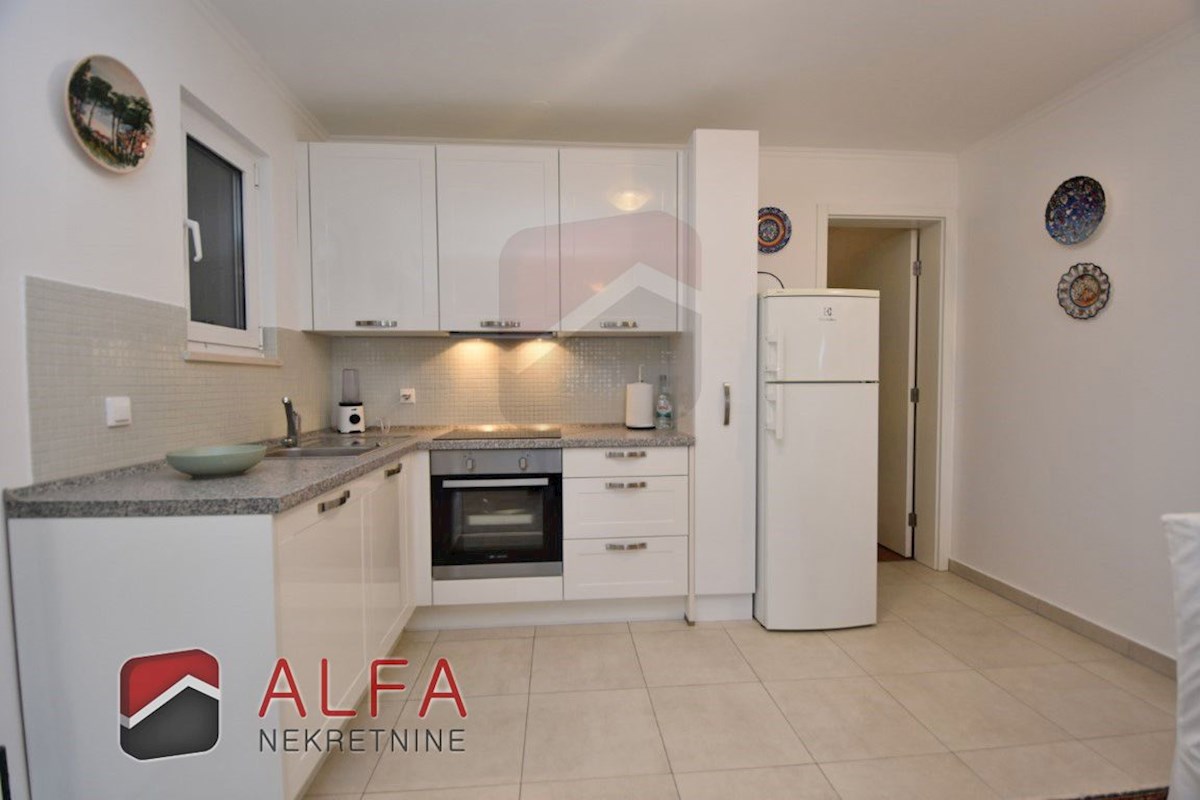 Hrvaška, Vodice – ATRAKTIVNO, prodam opremljeno stanovanje, prvo nadstropje, 150 m od morja