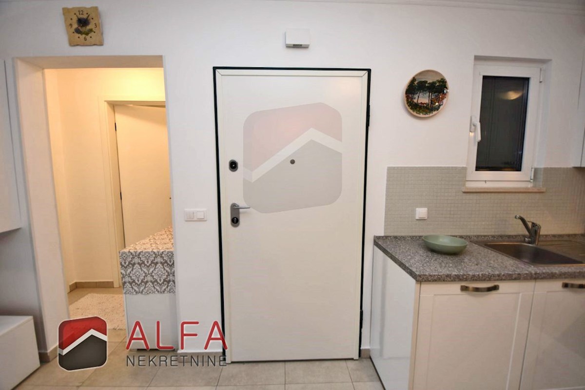 Hrvaška, Vodice – ATRAKTIVNO, prodam opremljeno stanovanje, prvo nadstropje, 150 m od morja