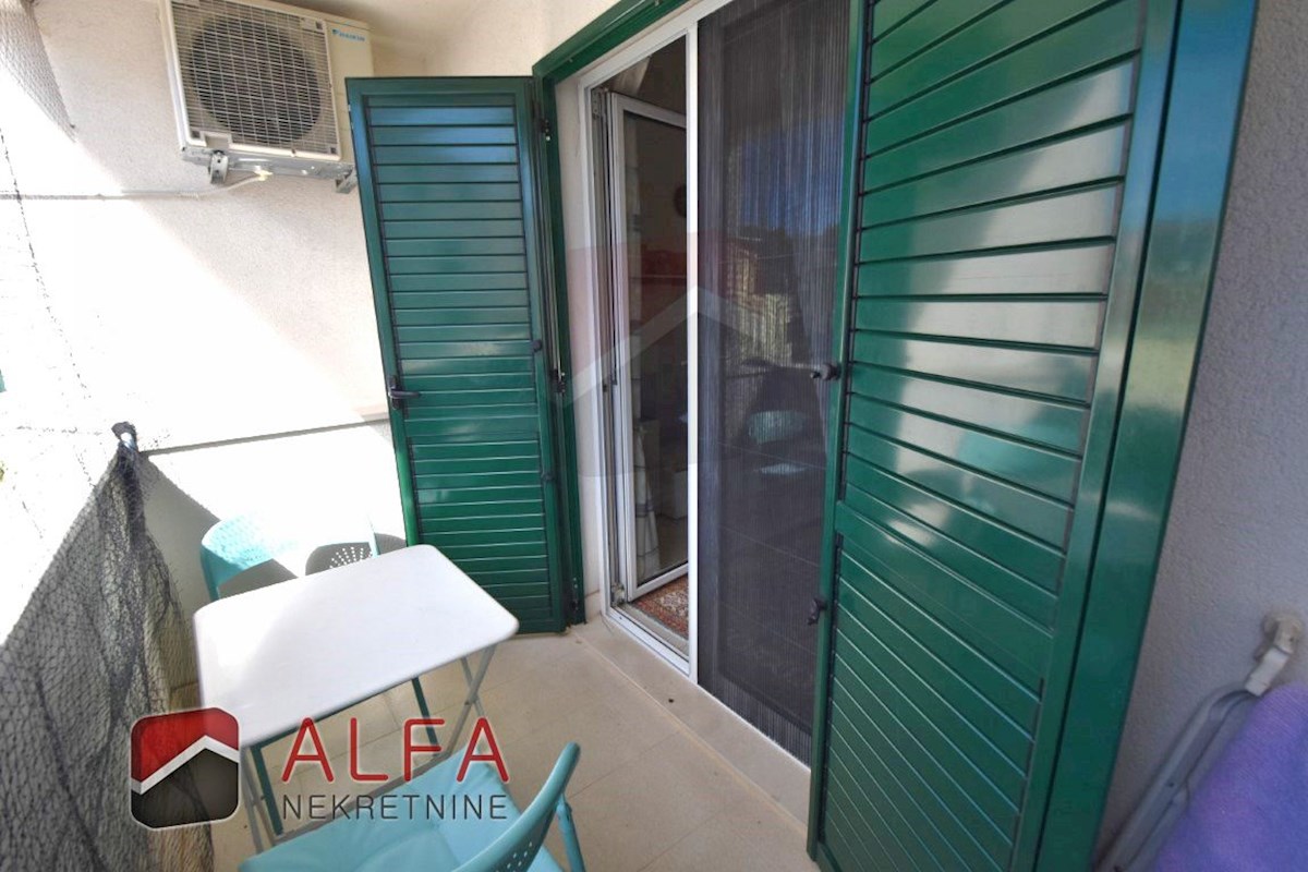 Hrvaška, Vodice – ATRAKTIVNO, prodam opremljeno stanovanje, prvo nadstropje, 150 m od morja