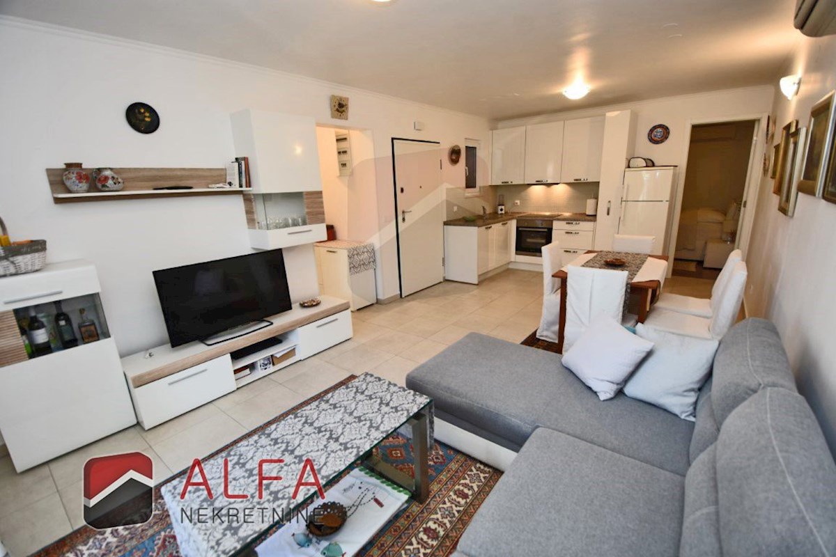 Hrvaška, Vodice – ATRAKTIVNO, prodam opremljeno stanovanje, prvo nadstropje, 150 m od morja