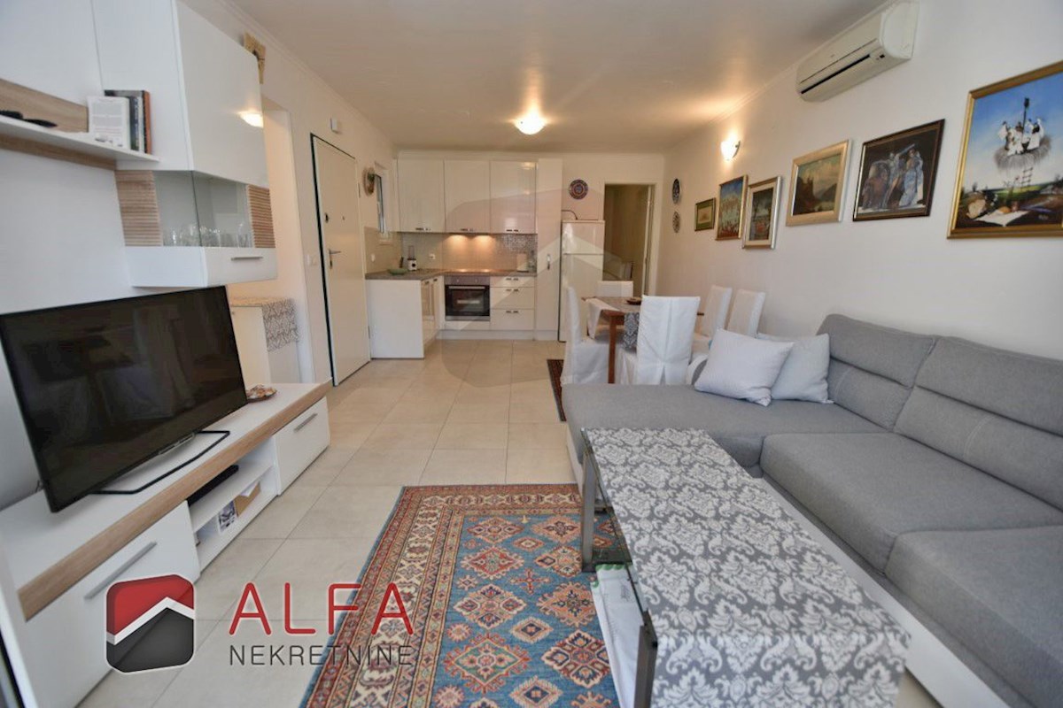 Hrvaška, Vodice – ATRAKTIVNO, prodam opremljeno stanovanje, prvo nadstropje, 150 m od morja