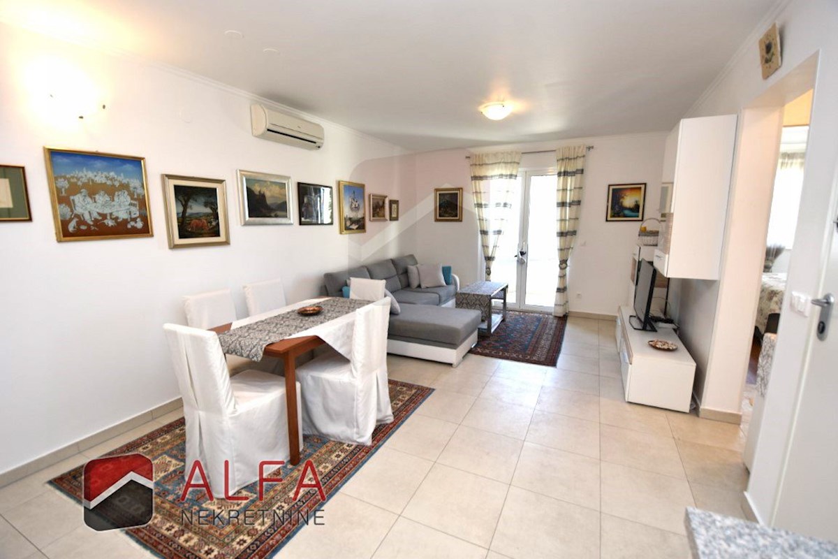 Hrvaška, Vodice – ATRAKTIVNO, prodam opremljeno stanovanje, prvo nadstropje, 150 m od morja