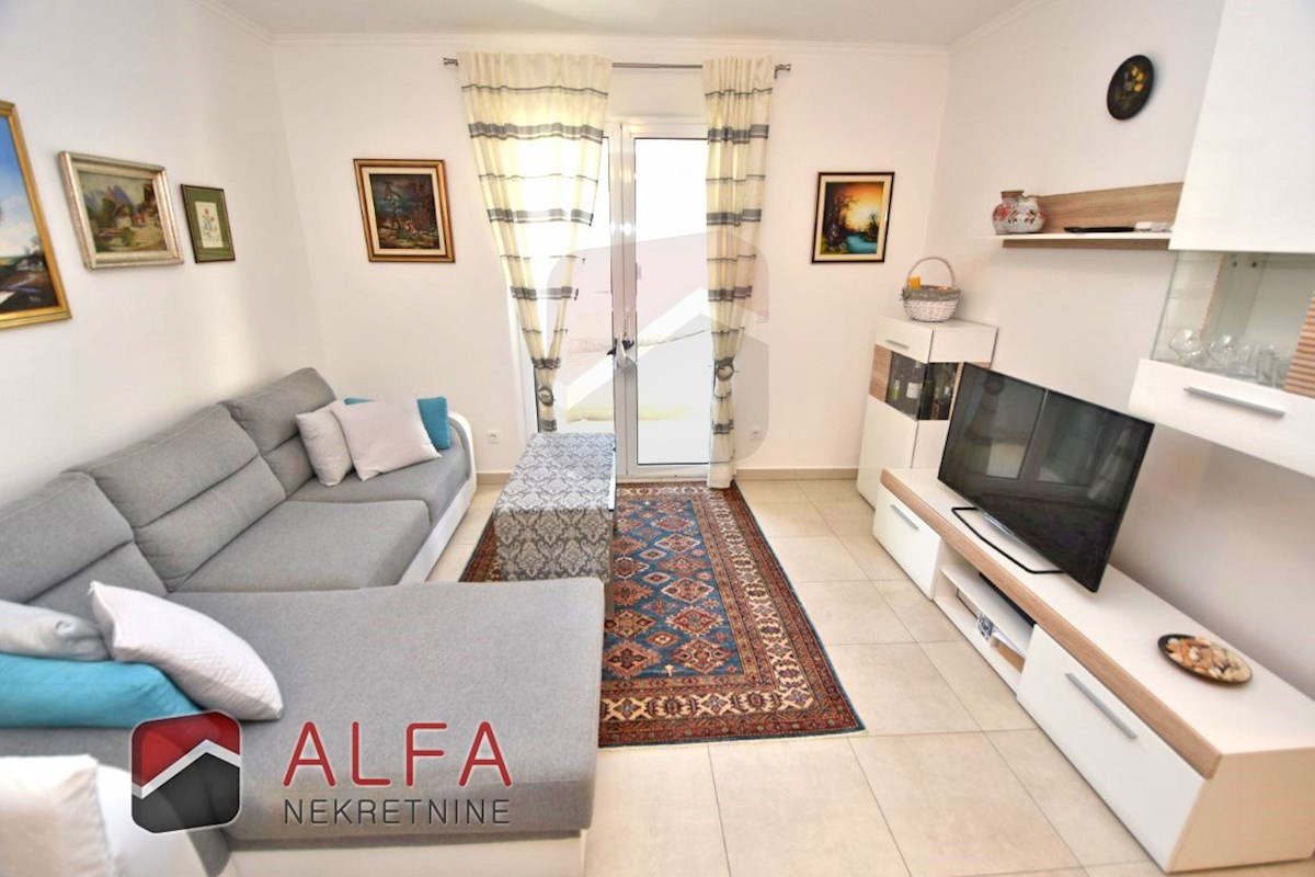 Hrvaška, Vodice – ATRAKTIVNO, prodam opremljeno stanovanje, prvo nadstropje, 150 m od morja