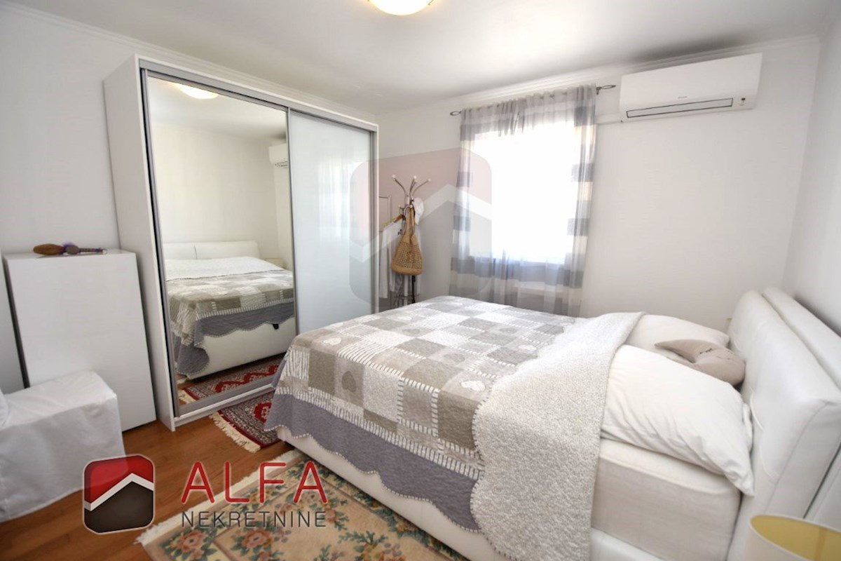 Hrvaška, Vodice – ATRAKTIVNO, prodam opremljeno stanovanje, prvo nadstropje, 150 m od morja