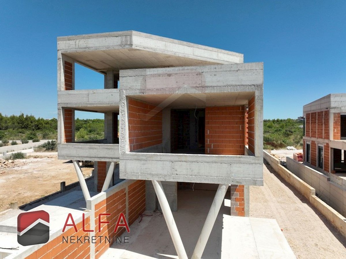 Hrvaška, Vodice – prodaja novo dvonadstropno stanovanje, bazen, vrt, pogled na morje