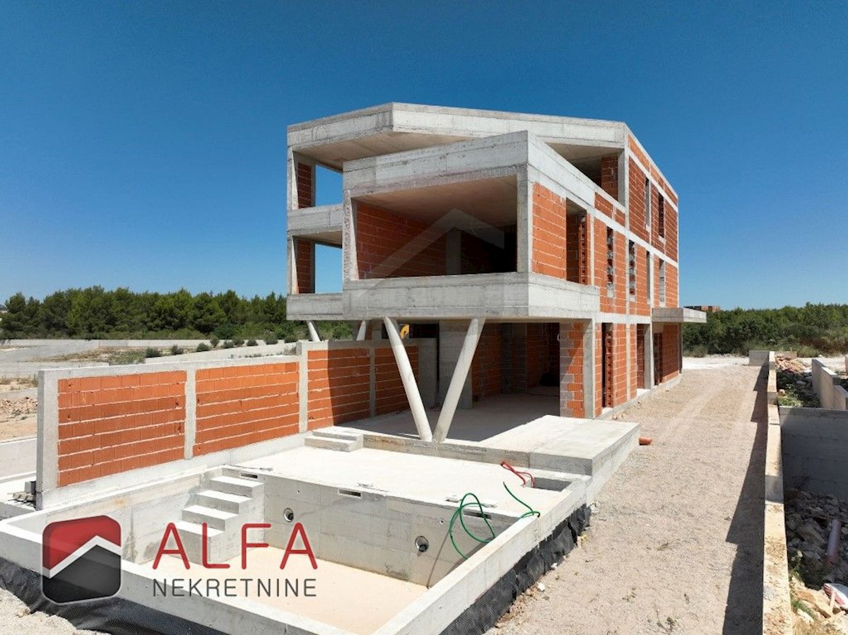 Hrvaška, Vodice – prodaja novo dvonadstropno stanovanje, bazen, vrt, pogled na morje