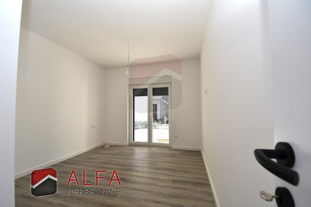 Hrvaška, Vodice – prodaja novo udobno stanovanje v pritličju s 120 m² vrta