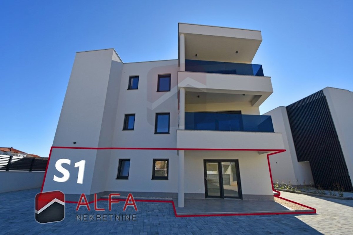 Hrvaška, Vodice – prodaja novo udobno stanovanje v pritličju s 120 m² vrta