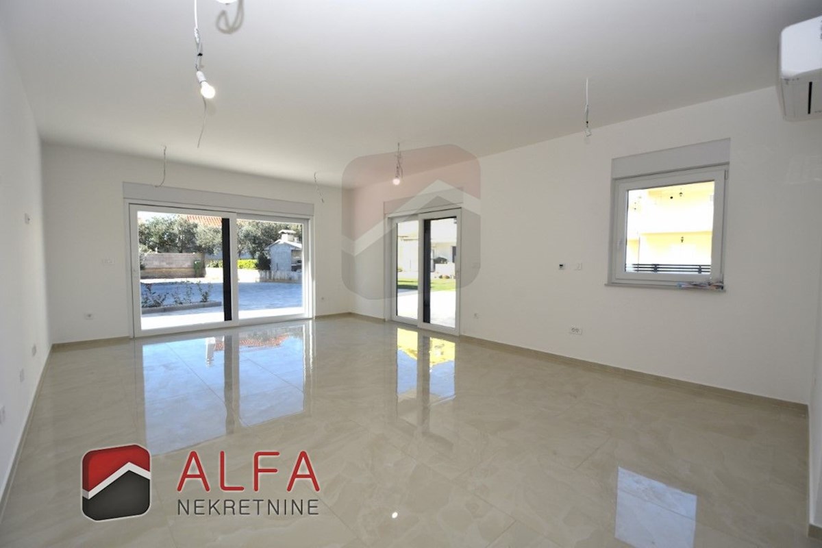 Hrvaška, Vodice – prodaja novo udobno stanovanje v pritličju s 120 m² vrta