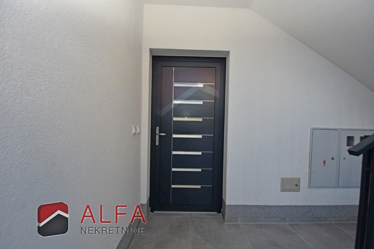 Hrvaška, Vodice – prodaja novo udobno stanovanje v pritličju s 120 m² vrta