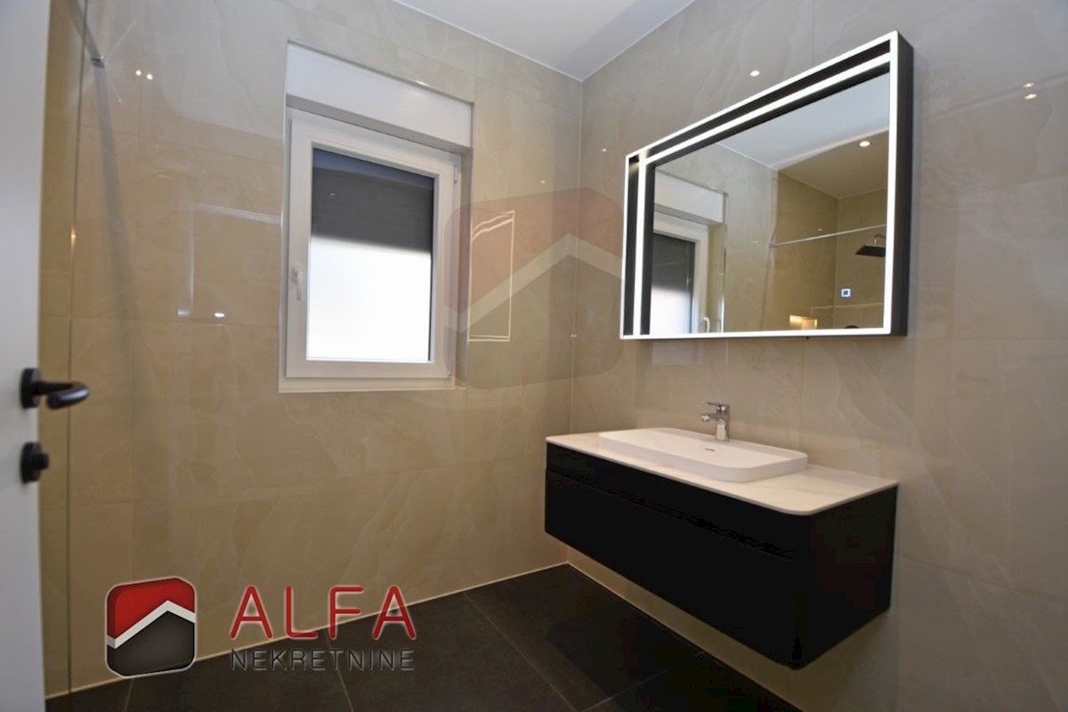 Hrvaška, Vodice – prodaja novo udobno stanovanje v pritličju s 120 m² vrta