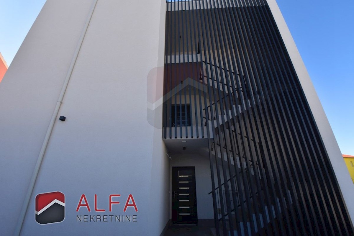 Hrvaška, Vodice – prodaja novo udobno stanovanje v pritličju s 120 m² vrta