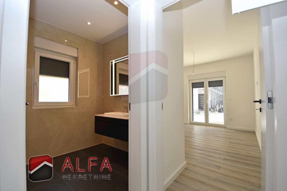 Hrvaška, Vodice – prodaja novo udobno stanovanje v pritličju s 120 m² vrta