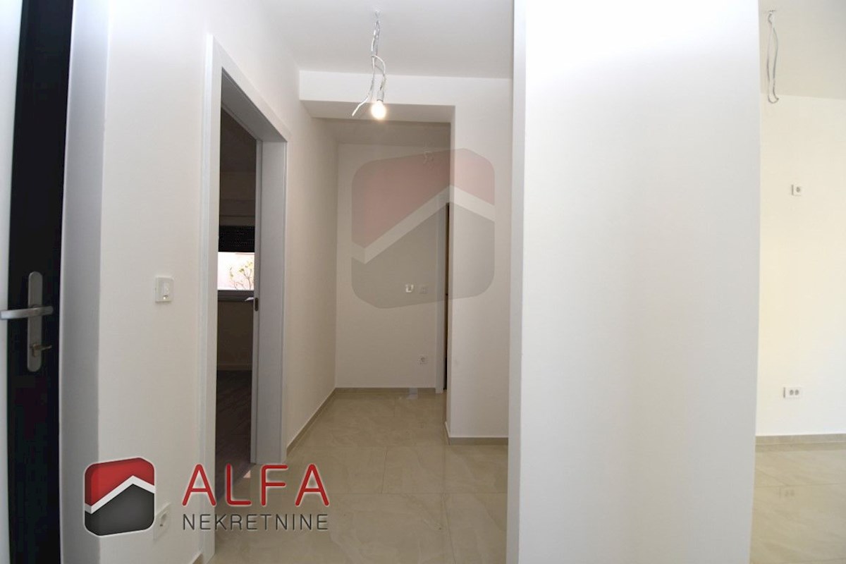 Hrvaška, Vodice – prodaja novo udobno stanovanje v pritličju s 120 m² vrta