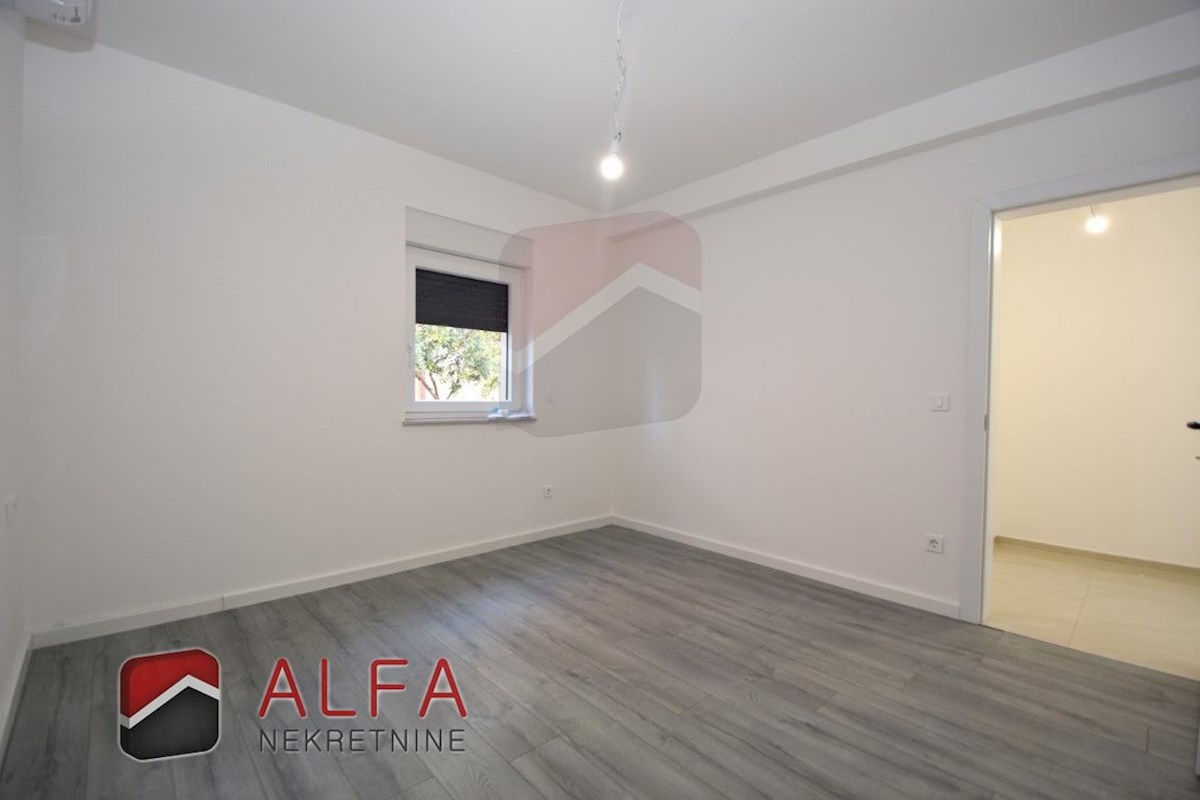 Hrvaška, Vodice – prodaja novo udobno stanovanje v pritličju s 120 m² vrta