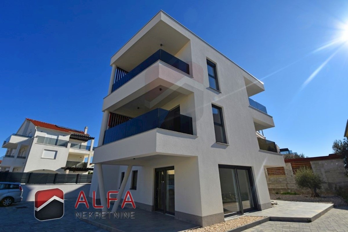 Hrvaška, Vodice – prodaja novo udobno stanovanje v pritličju s 120 m² vrta