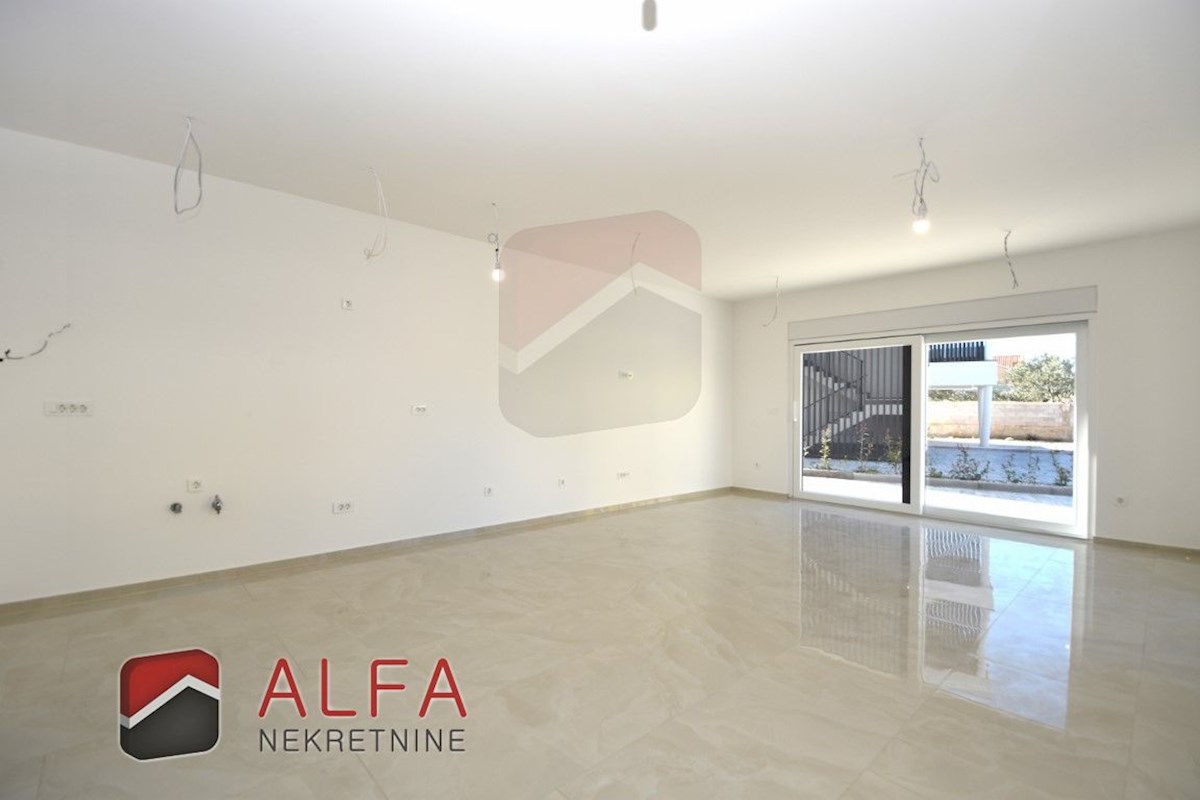 Hrvaška, Vodice – prodaja novo udobno stanovanje v pritličju s 120 m² vrta