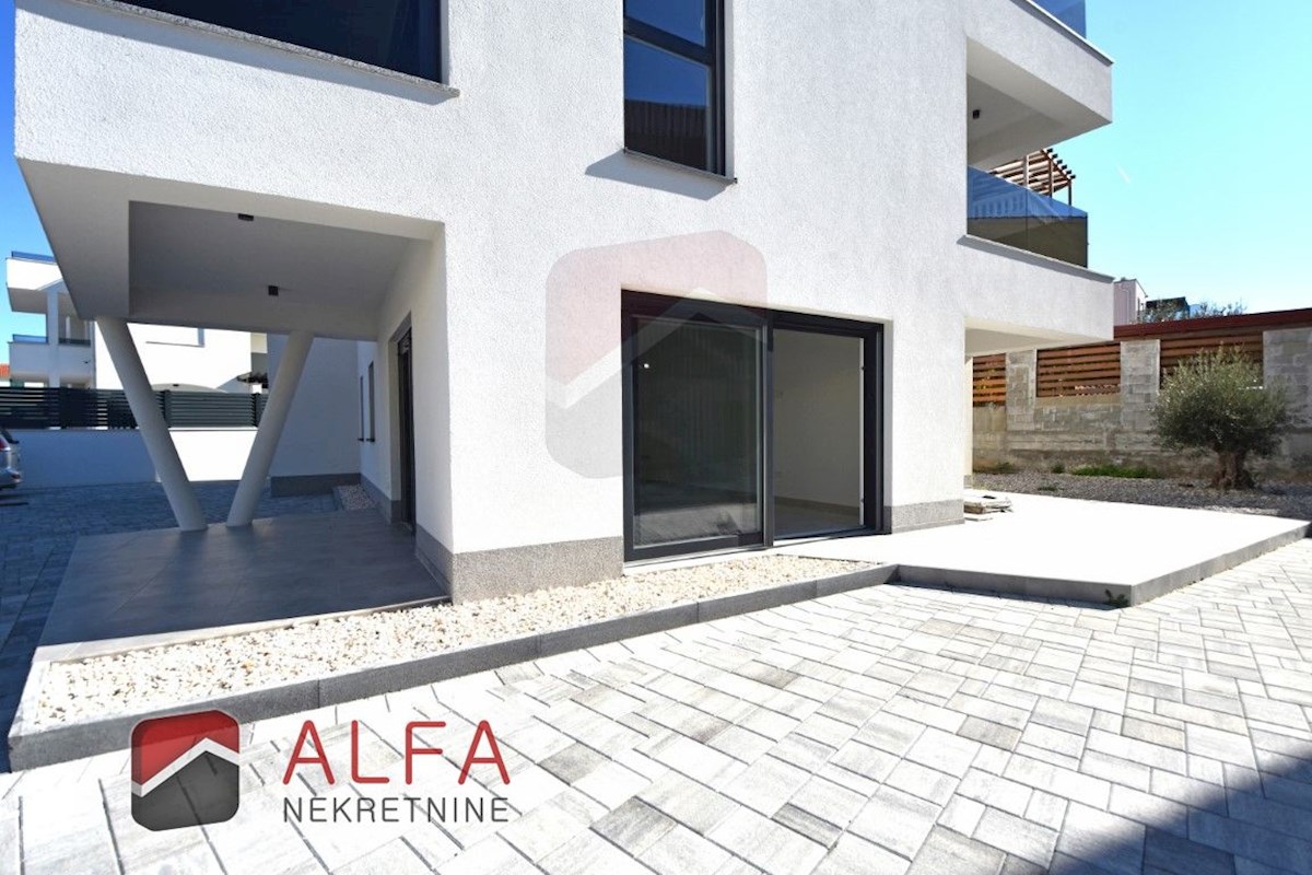 Hrvaška, Vodice – prodaja novo udobno stanovanje v pritličju s 120 m² vrta