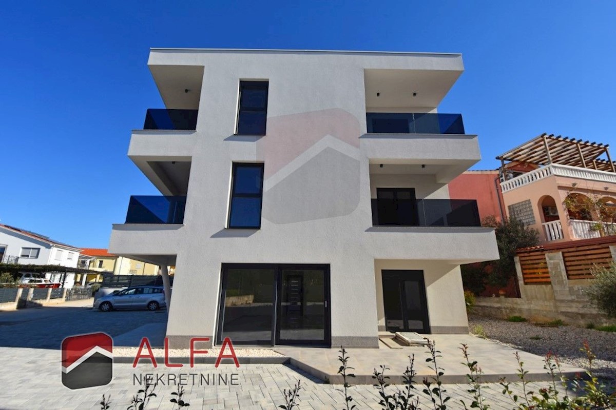 Hrvaška, Vodice – prodaja novo udobno stanovanje v pritličju s 120 m² vrta