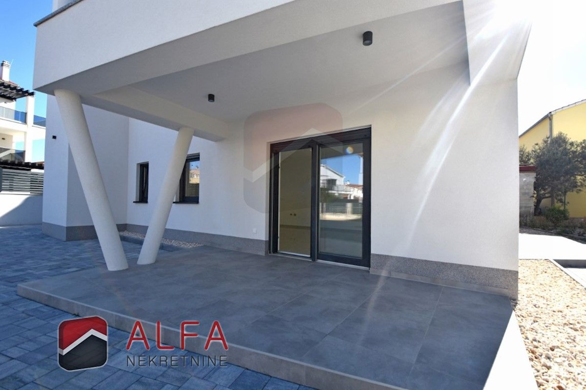 Hrvaška, Vodice – prodaja novo udobno stanovanje v pritličju s 120 m² vrta