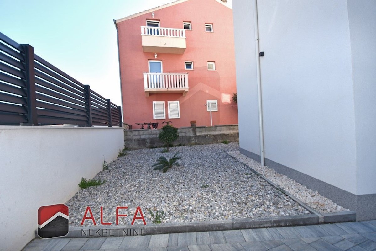 Hrvaška, Vodice – prodaja novo udobno stanovanje v pritličju s 120 m² vrta