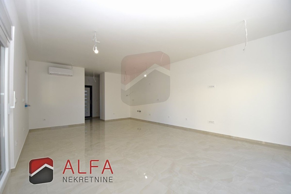 Hrvaška, Vodice – prodaja novo udobno stanovanje v pritličju s 120 m² vrta