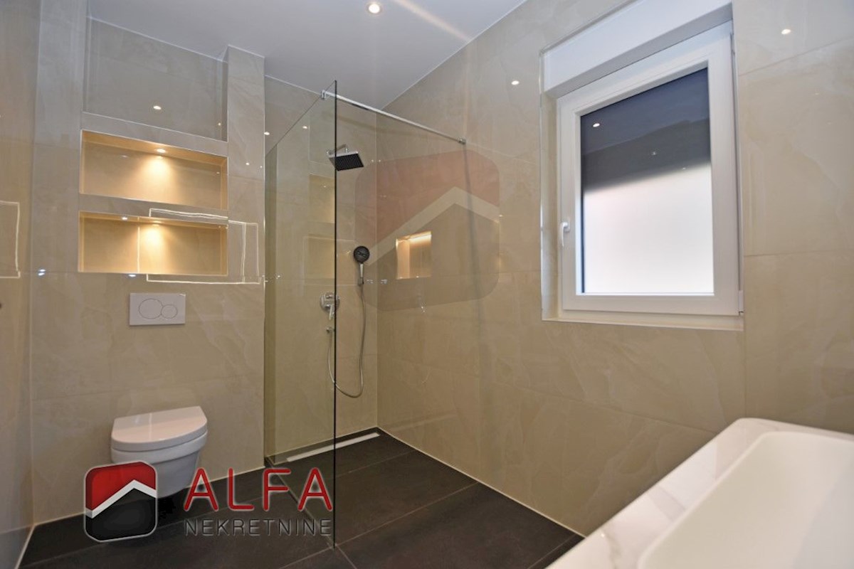 Hrvaška, Vodice – prodaja novo udobno stanovanje v pritličju s 120 m² vrta