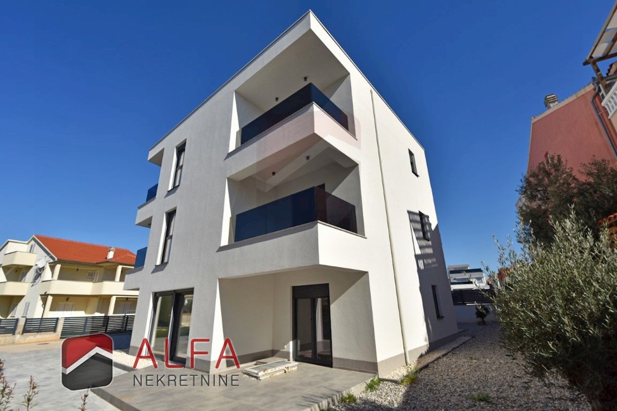 Hrvaška, Vodice – prodaja novo udobno stanovanje v pritličju s 120 m² vrta