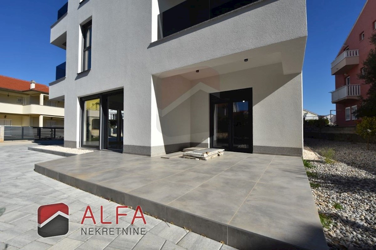 Hrvaška, Vodice – prodaja novo udobno stanovanje v pritličju s 120 m² vrta