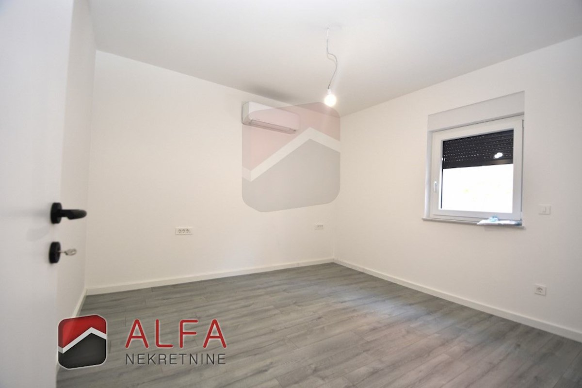 Hrvaška, Vodice – prodaja novo udobno stanovanje v pritličju s 120 m² vrta