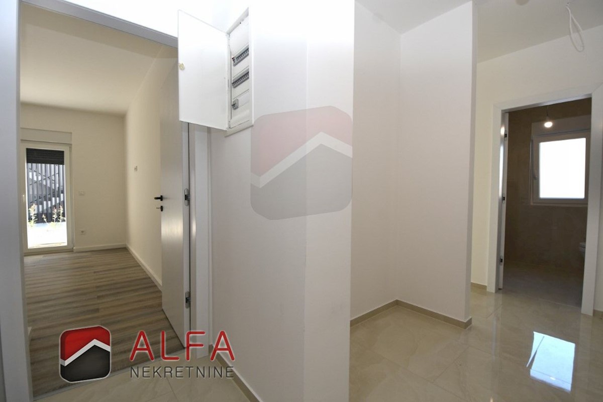 Hrvaška, Vodice – prodaja novo udobno stanovanje v pritličju s 120 m² vrta