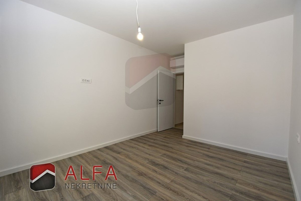 Hrvaška, Vodice – prodaja novo udobno stanovanje v pritličju s 120 m² vrta