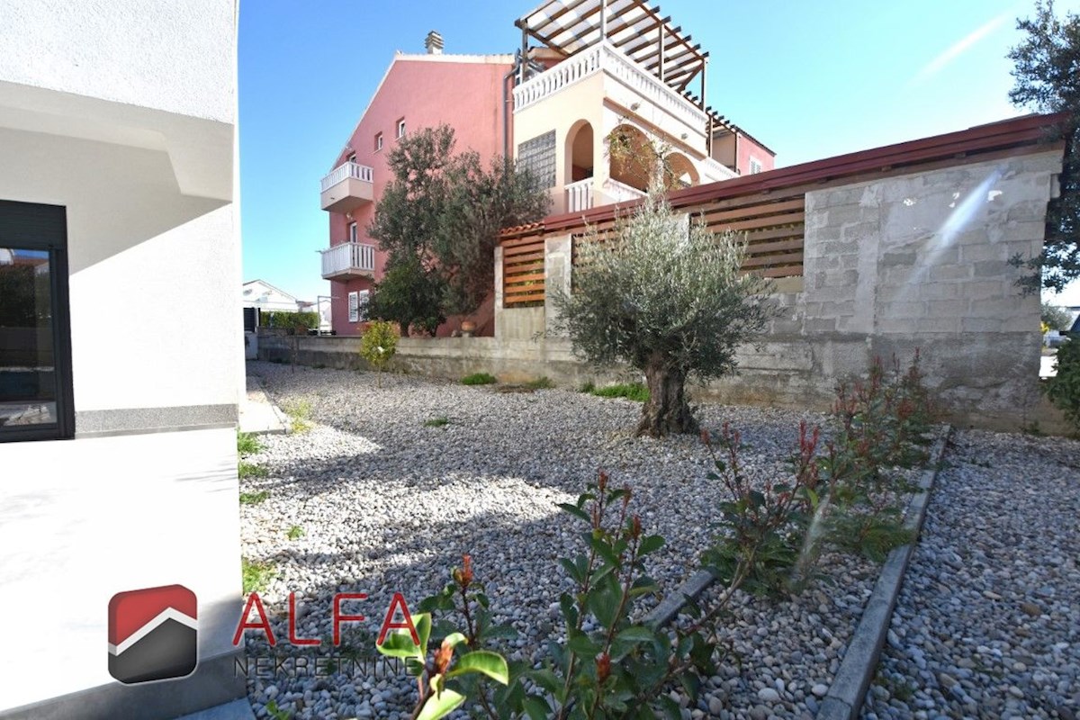 Hrvaška, Vodice – prodaja novo udobno stanovanje v pritličju s 120 m² vrta