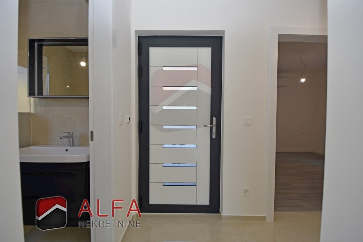 Hrvaška, Vodice – prodaja novo udobno stanovanje v pritličju s 120 m² vrta