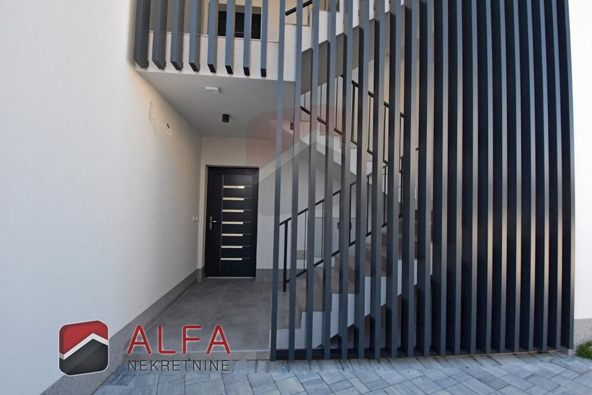 Hrvaška, Vodice – prodaja novo udobno stanovanje v pritličju s 120 m² vrta