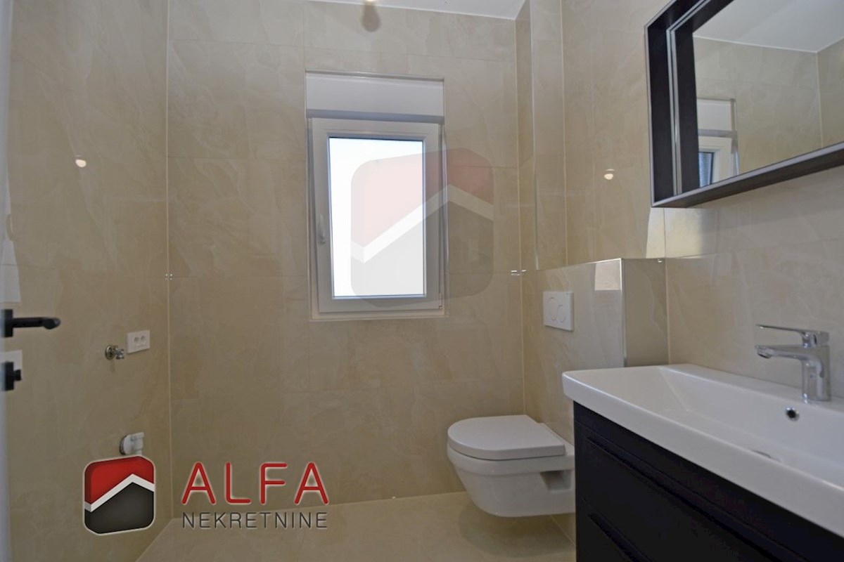 Hrvaška, Vodice – prodaja novo udobno stanovanje v pritličju s 120 m² vrta