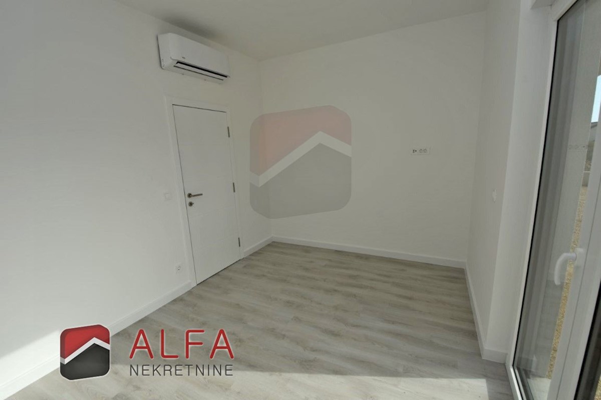 Hrvaška, Vodice, novogradnja, prodamo udobno stanovanje v pritličju, z bazenom in vrtom