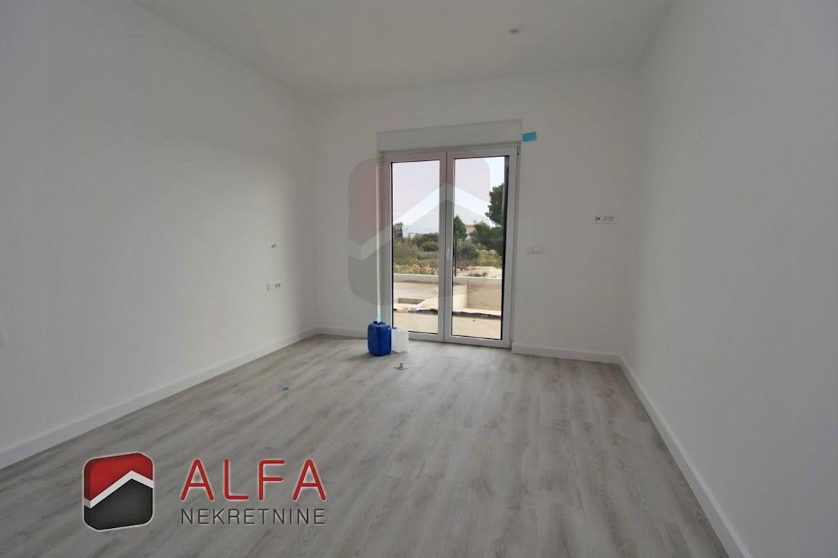 Hrvaška, Vodice, novogradnja, prodamo udobno stanovanje v pritličju, z bazenom in vrtom