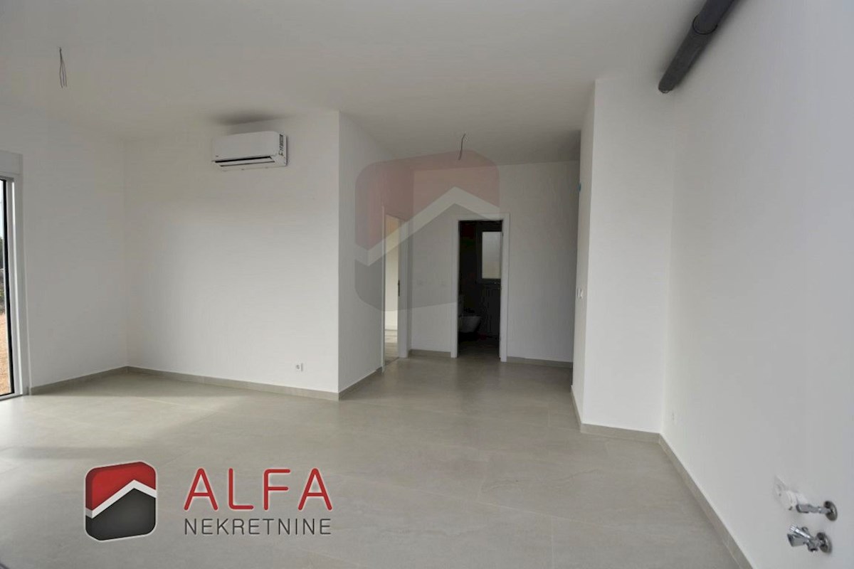 Hrvaška, Vodice, novogradnja, prodamo udobno stanovanje v pritličju, z bazenom in vrtom