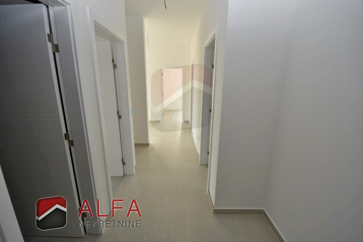 Hrvaška, Vodice, novogradnja, prodamo udobno stanovanje v pritličju, z bazenom in vrtom