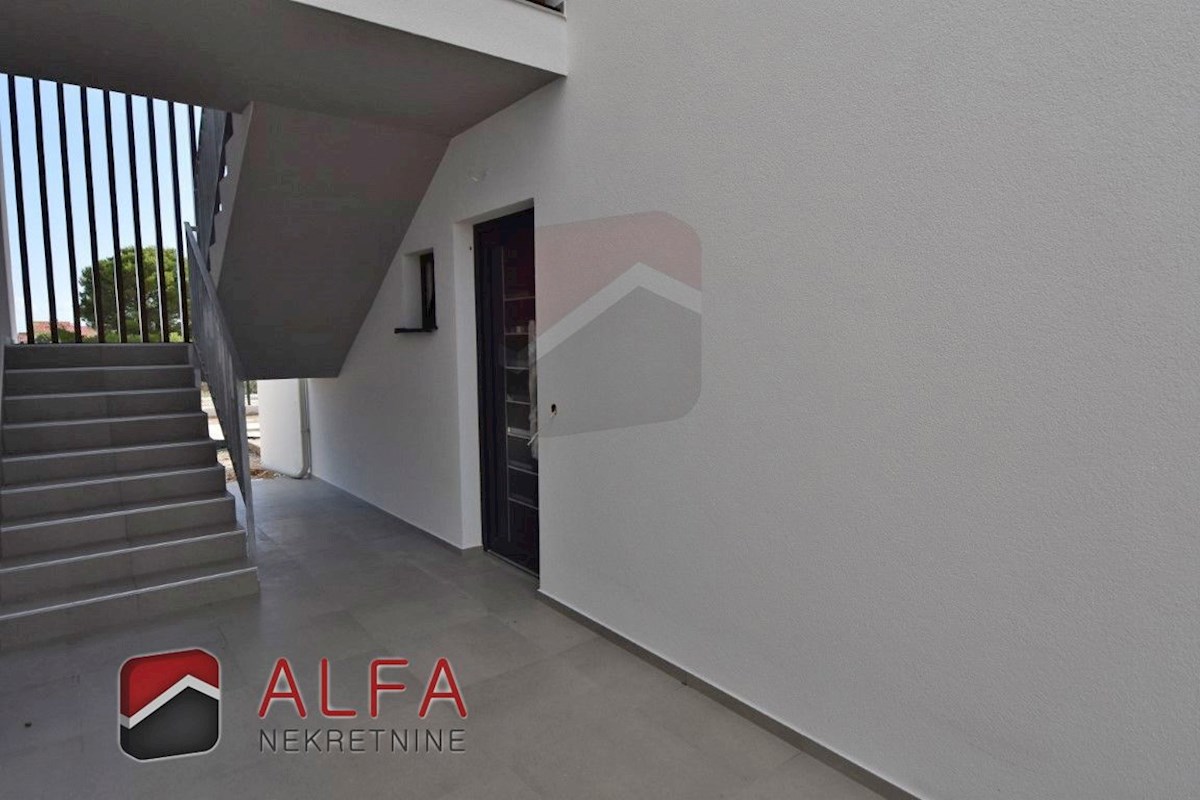 Hrvaška, Vodice, novogradnja, prodamo udobno stanovanje v pritličju, z bazenom in vrtom