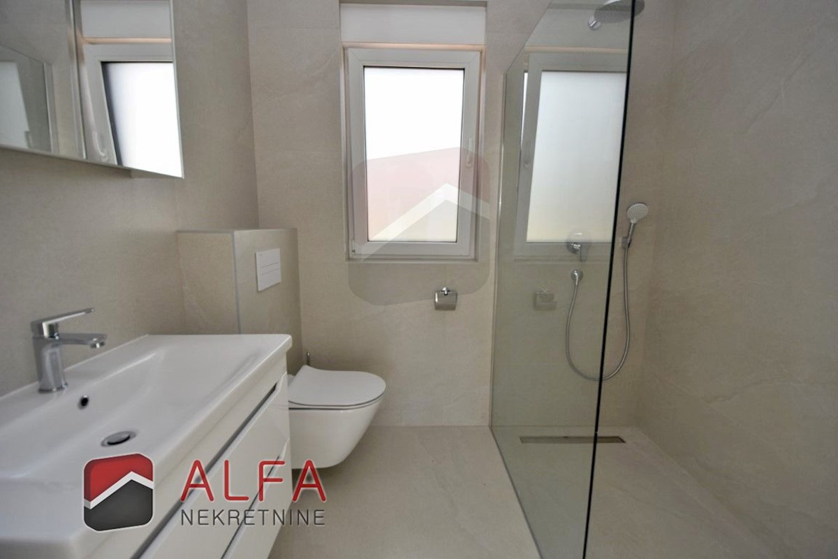 Hrvaška, Vodice, novogradnja, prodamo udobno stanovanje v pritličju, z bazenom in vrtom