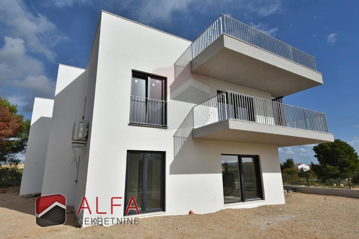 Hrvaška, Vodice, novogradnja, prodamo udobno stanovanje v pritličju, z bazenom in vrtom