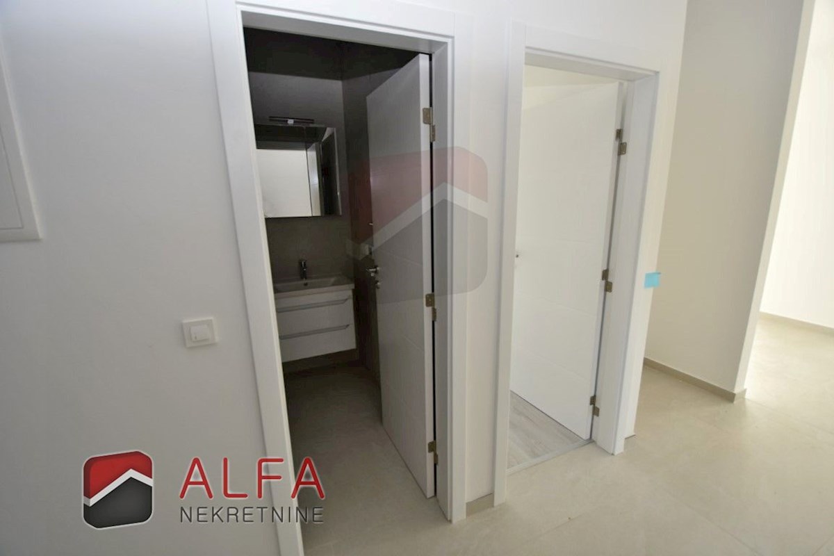 Hrvaška, Vodice, novogradnja, prodamo udobno stanovanje v pritličju, z bazenom in vrtom