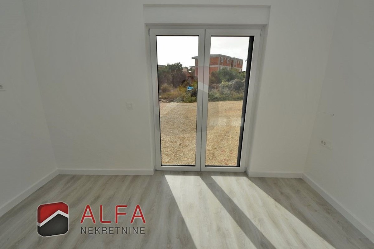 Hrvaška, Vodice, novogradnja, prodamo udobno stanovanje v pritličju, z bazenom in vrtom